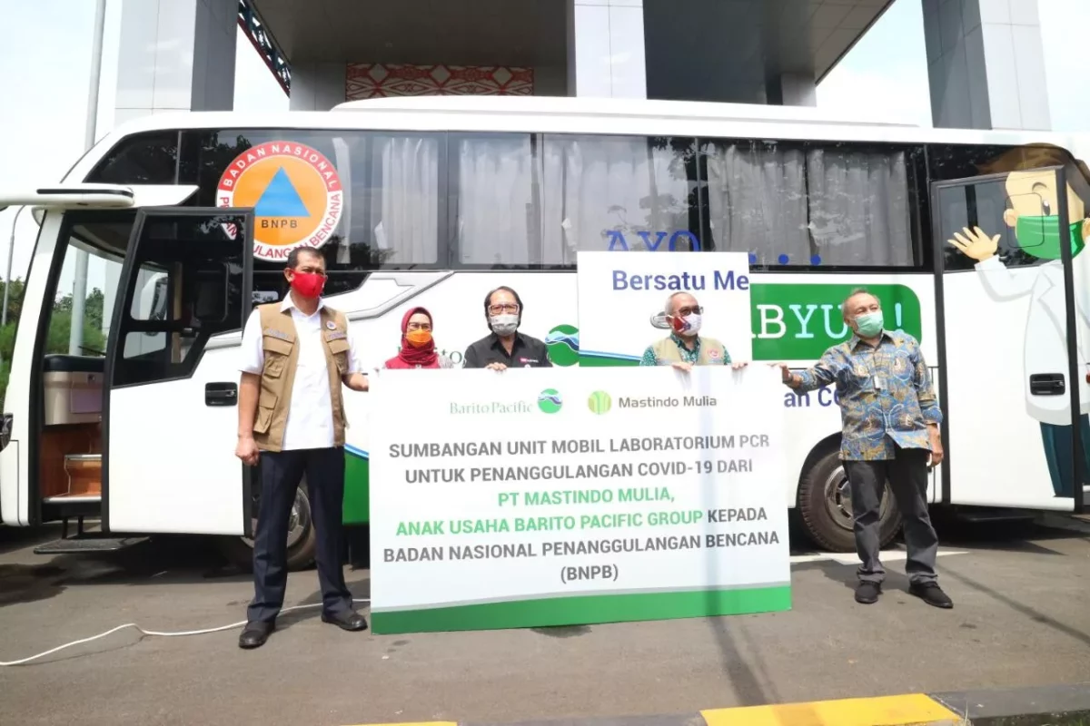 Kepala BNPB, Doni Munardo menerima bantuan CSR dari PT Mastindo Mulia pada awal-awal pandemi. Foto BNPB