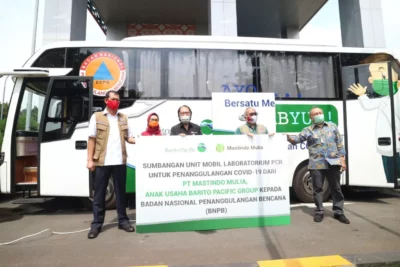 Kepala BNPB, Doni Munardo menerima bantuan CSR dari PT Mastindo Mulia pada awal-awal pandemi. Foto BNPB