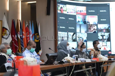 Ketua Komisi Pemilihan Umum (KPU), Arief Budiman (kiri) didampingi sejumlah komisoner lain. Foto: Humas KPU RI