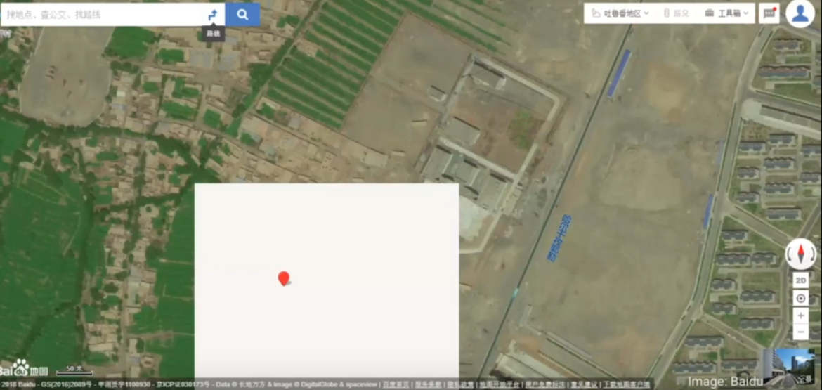 Tim BuzzFeed menggunakan kotak kosong yang muncul dalam platform penyedia citra satelit seperti ini di Baidu Total View, sebagai petunjuk lokasi pusat penahanan Uighur di China. (Gambar: Courtesy of Alison Killing)