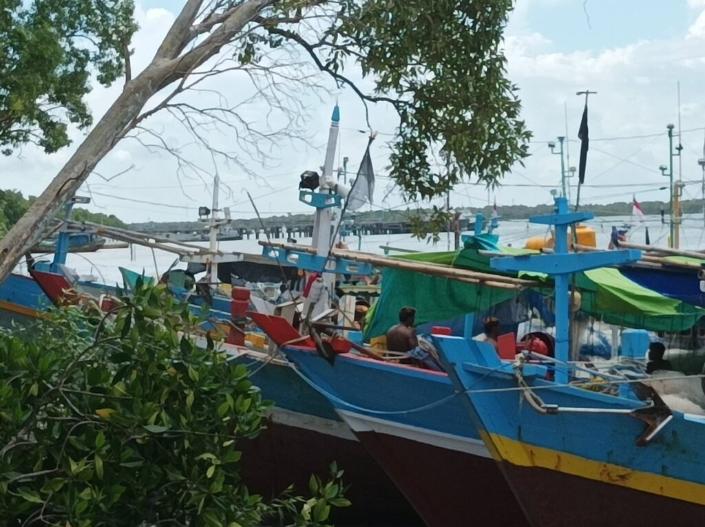 Kapal nelayan bersandar di sekitar pelabuhan Lantamal XI Merauke, Minggu, 9 Oktober 2022. Foto: Jaring.id