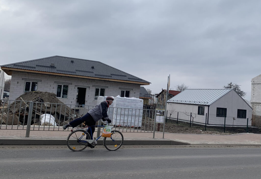 Rumah-rumah telah diperbaiki di Irpin, Ukraina, Kamis, 22 Februari 2024. Seperti Borodyankan, Irpin adalah daerah yang dilewati pasukan Ukraina saat berupaya masuk ke Ibukota, Kyiv. (Foto: Damar Fery Ardiyan)