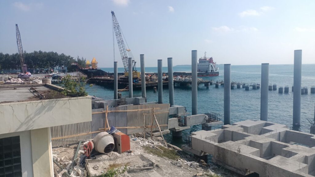 Tiang pancang dan pondasi yang dikerjakan PT Masa Metonia di Dermaga sandar kapal di Pulau Pramuka terpasang (Foto: Tim Kolaborasi tahun 2023)