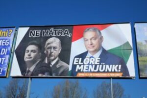 Sebuah reklame kampanye untuk Partai Fidesz yang berkuasa di Hungaria, menampilkan Perdana Menteri Viktor Orbán (kanan) yang mendesak para pemilih untuk “Jangan Mundur, Ayo Maju!” pada pemilu parlementer nasional 2022Sumber gambar: Shutterstock