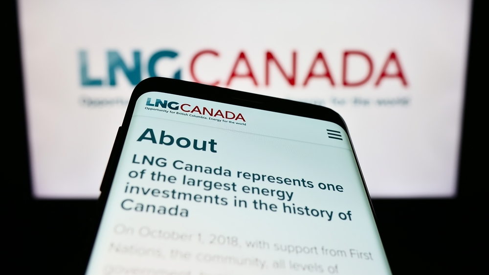 Sebuah konsorsium perusahaan minyak dan gas sedang membangun LNG Canada, fasilitas ekspor gas alam cair senilai U$40 miliar di pesisir British Columbia. Proyek ini dapat melepaskan hampir 14 miliar ton karbon dioksida ke atmosfer. Gambar: Shutterstock