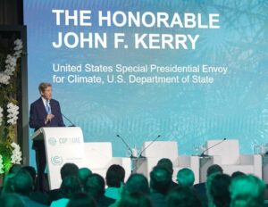 Konferensi iklim global PBB COP28 pada 2023 di Dubai mempertemukan perwakilan dari seluruh dunia, seperti Utusan Khusus Presiden AS untuk Iklim John Kerry. Hampir 2.500 pelobi minyak dan gas juga hadir dalam helatan tersebut. Gambar: Tarek Ibrahim, Shutterstock