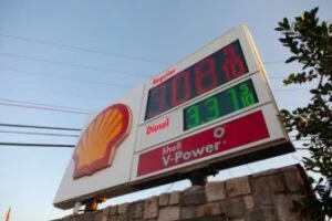 Negara-negara yang memberikan subsidi kepada industri bahan bakar fosil dan mempertahankan harga bensin tetap rendah mendorong peningkatan emisi gas rumah kaca dan menghambat transisi ke energi terbarukan. Gambar: Shutterstock