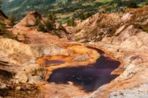 Lokasi tambang yang ditinggalkan di barat Serbia masih dilanda air dan tanah yang tercemar. Gambar: Shutterstock