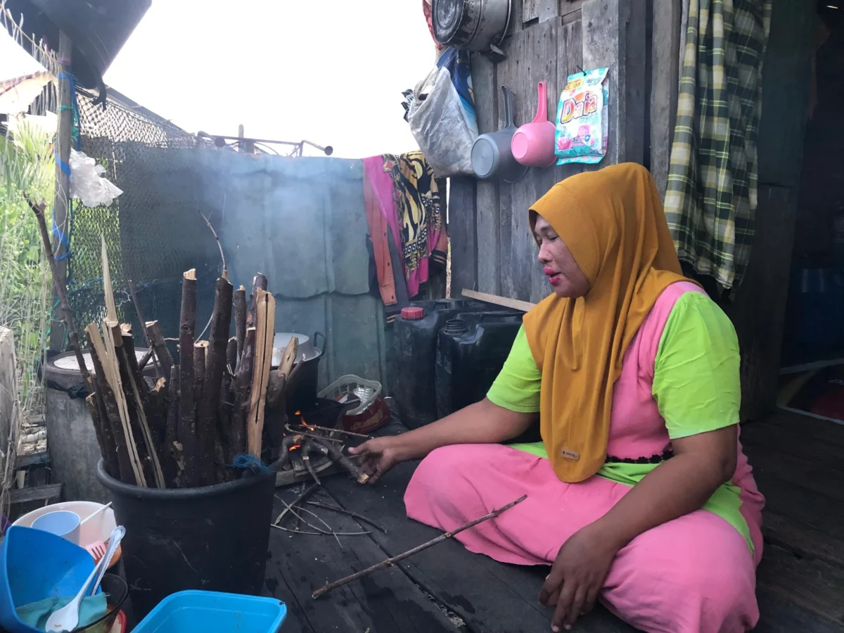 Kayu bakar kembali menyala di dapur-dapur rumah warga. Menjadi alternatif ketika gas tak tersedia atau terlalu mahal. Foto:kesah.id