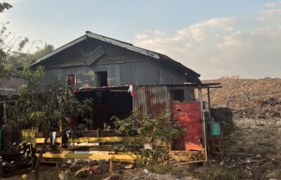 Rumah warga, Widya berbatasan langsung dengan TPA Tamangapa. Saat musim hujan pada Maret 2026, air lindi menggenangi rumah ini. Air sumurnya tidak bisa digunakan karena bau dan keruh. Foto: Arya Nur Prianugraha untuk Jaring.id.