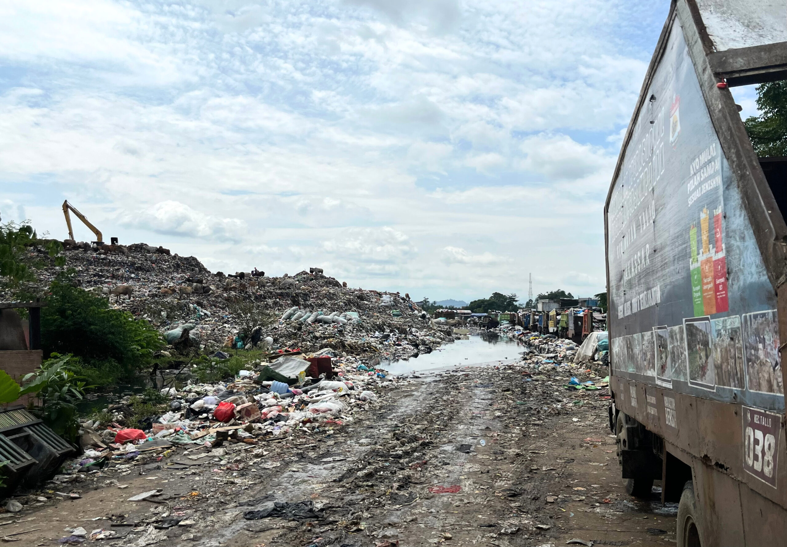 Sampah berserakan di jalan depan rumah warga Bintang Lima. Foto: Arya Nur Prianugraha untuk Jaring.id.