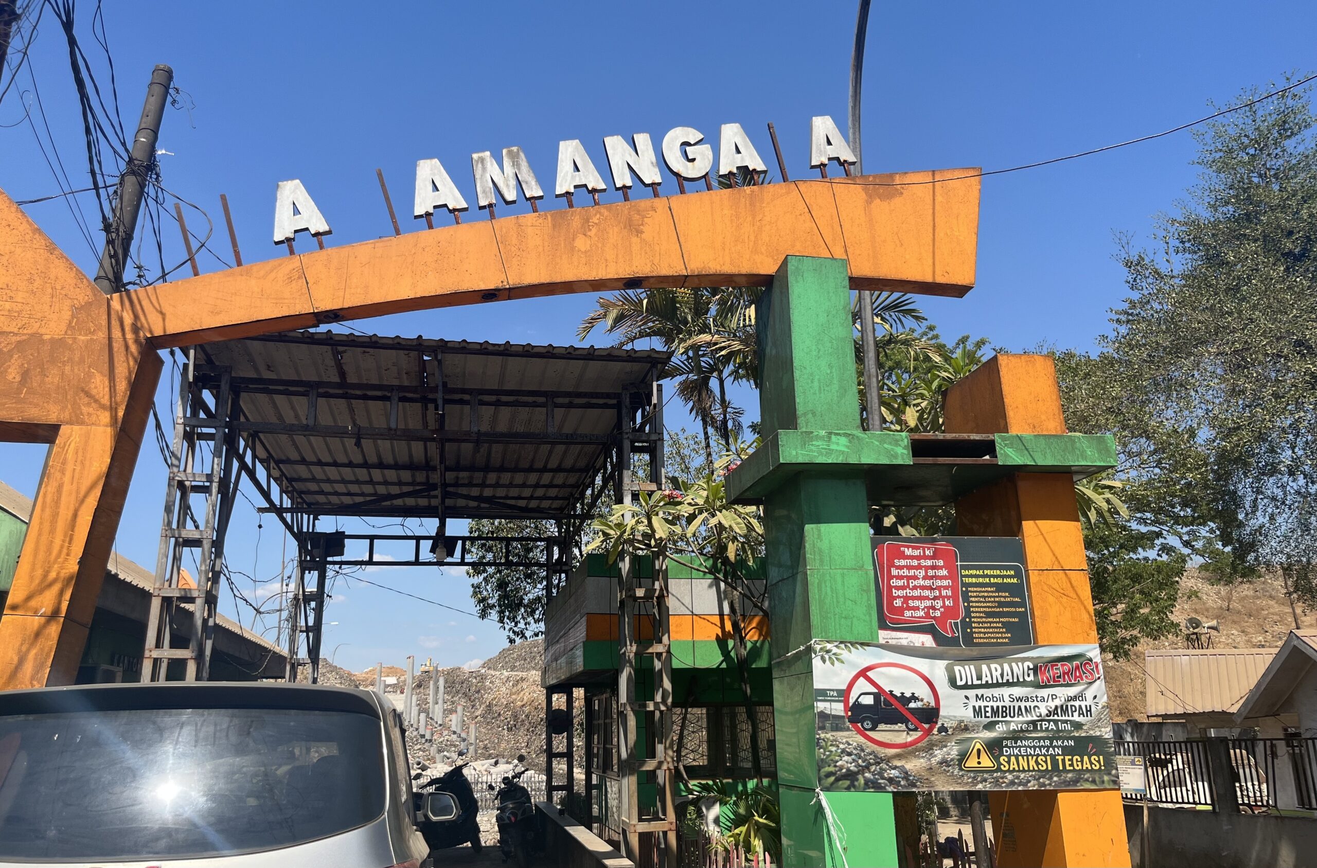 Pemerintah memasang spanduk pelarangan armada pengangkut sampah dan pribadi membuang sampah di TPA Tamangapa per 1 Agustus 2026. Foto: Arya Nur Prianugraha untuk Jaring.id.