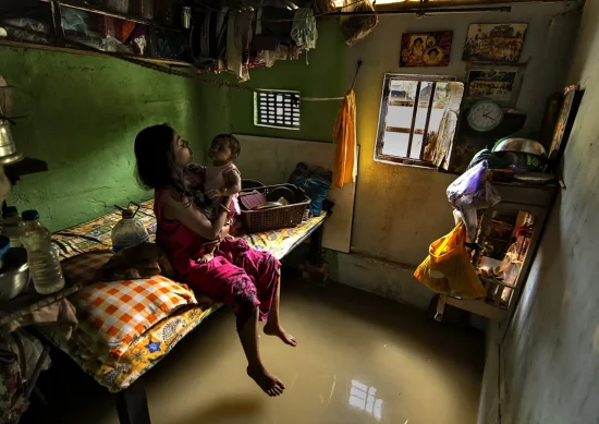 Dampak peningkatan permukaan laut di daerah terendah di Bengal. Terkadang saat air pasang, air masuk ke rumah-rumah, hal ini disebabkan oleh kerusakan akibat krisis iklim dalam beberapa tahun terakhir.