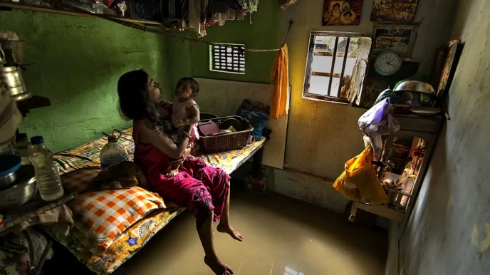 Dampak peningkatan permukaan laut di daerah terendah di Bengal. Terkadang saat air pasang, air masuk ke rumah-rumah, hal ini disebabkan oleh kerusakan akibat krisis iklim dalam beberapa tahun terakhir.