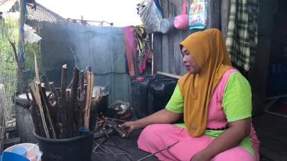 Kayu bakar kembali menyala di dapur-dapur rumah warga. Menjadi alternatif ketika gas tak tersedia atau terlalu mahal. Foto:kesah.id