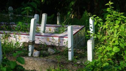 Pemakaman awak kapal tanpa nama di Kepulauan Aru. Foto: Abdus Somad