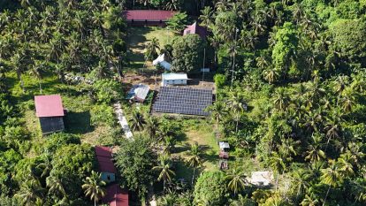 Panel surya di tepian Sungai Dulang, Krandegan, Purworejo, Jawa Tengah. Foto: Bayu