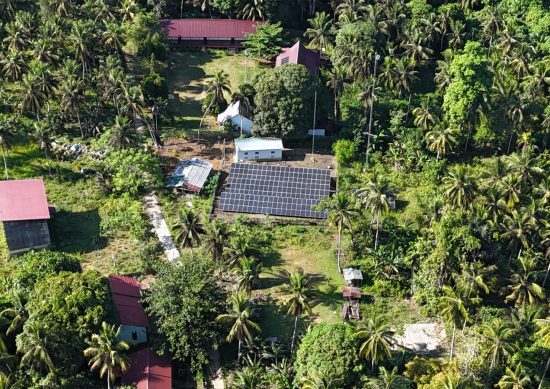 Panel surya di tepian Sungai Dulang, Krandegan, Purworejo, Jawa Tengah. Foto: Bayu
