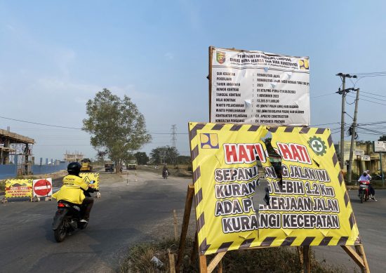 Rehabilitasi salah satu ruas jalan di Kabupaten Lampung Selatan, Lampung, Selasa, 21 November 2023. Infrastruktur jalan di Lampung menuai sorotan nasional sebab meskipun menelan anggaran ratusan milyar per tahun, lebih dari 50 persen jalan di sana masih rusak ringan hingga berat. (Indonesia Leaks)