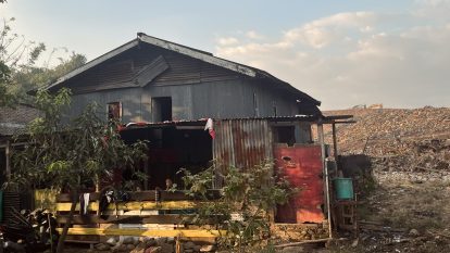 Rumah warga, Widya berbatasan langsung dengan TPA Tamangapa. Saat musim hujan pada Maret 2026, air lindi menggenangi rumah ini. Air sumurnya tidak bisa digunakan karena bau dan keruh. Foto: Arya Nur Prianugraha untuk Jaring.id.
