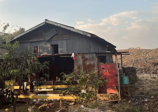 Rumah warga, Widya berbatasan langsung dengan TPA Tamangapa. Saat musim hujan pada Maret 2026, air lindi menggenangi rumah ini. Air sumurnya tidak bisa digunakan karena bau dan keruh. Foto: Arya Nur Prianugraha untuk Jaring.id.