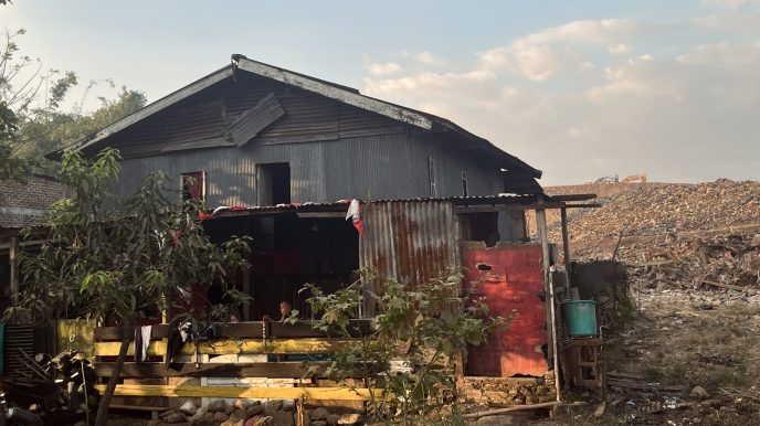 Rumah warga, Widya berbatasan langsung dengan TPA Tamangapa. Saat musim hujan pada Maret 2026, air lindi menggenangi rumah ini. Air sumurnya tidak bisa digunakan karena bau dan keruh. Foto: Arya Nur Prianugraha untuk Jaring.id.