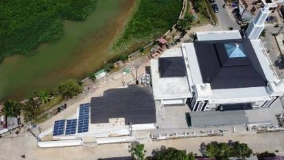 Terletak di tepian Sungai Karangmumus, Masjid Baburrahmah sering kebanjiran. Telah direnovasi berkali-kali dan pada renovasi terakhir masjid ini dilengkapi dengan Pembangkit Listrik Tenaga Surya. Foto: Wahyu Musyifa